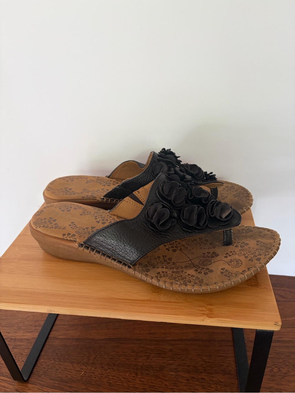 Hush Puppies Black Floral Leather Thong Sandals. Women Sz 10M Comfortable Soles